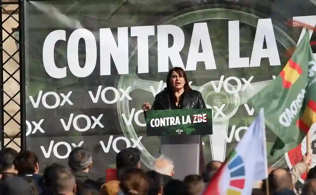 FOTOGRAFÍA. BARCELONA (CATALUÑA) ESPAÑA, 31 DE ENERO DE 2026. Sandra Moya: Estamos hasta las narices de Zonas de Bajas Emisiones. El número dos de VOX y presidente del Grupo Parlamentario en el Parlamento de Cataluña, Ignacio Garriga Vaz de Conceiçao, participa en una marcha motorizada anti-ZBE (anti-Zona de Bajas Emisiones) en por las calles de Barcelona hasta plaza Portal de la Pau, frente al Monumento al descubridor español Cristóbal Colón, junto a la portavoz y vicepresidente de la Asociación Plataforma de Afectados de las Restricciones Circulatorias (PARC) también conocida con las siglas (AsocPARC), Mònica Xluke; al presidente de VOX en Barcelona y portavoz del Grupo Parlamentario de VOX en el Parlamento de Cataluña, Joan Garriga Doménech; los diputados por Barcelona al Congreso de los Diputados, Juan José Aizcorbe y María Caridad Mejías Sánchez (Carina Mejías); el secretario general del  Sindicato para la Defensa de los Trabajadores de España SOLIDARIDAD, Jordi Albert de la Fuente Miró (Jordi de la Fuente); la concejala del Grupo Municipal de VOX en el Ayuntamiento de Castell-Platja d'Aro-S'Agaró, Sandra Moya Bolivar; y el presidente del Grupo Municipal en el Ayuntamiento de Barcelona. Lasvocesdelpueblo (Ñ Pueblo)