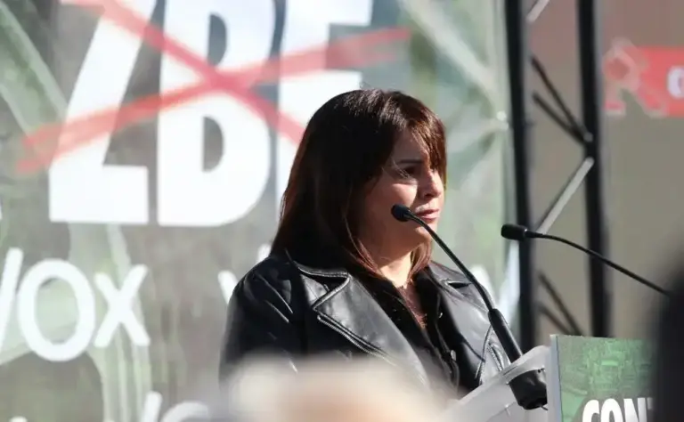 FOTOGRAFÍA. BARCELONA (CATALUÑA) ESPAÑA, 31 DE ENERO DE 2026. Sandra Moya: Estamos hasta las narices de Zonas de Bajas Emisiones. El número dos de VOX y presidente del Grupo Parlamentario en el Parlamento de Cataluña, Ignacio Garriga Vaz de Conceiçao, participa en una marcha motorizada anti-ZBE (anti-Zona de Bajas Emisiones) en por las calles de Barcelona hasta plaza Portal de la Pau, frente al Monumento al descubridor español Cristóbal Colón, junto a la portavoz y vicepresidente de la Asociación Plataforma de Afectados de las Restricciones Circulatorias (PARC) también conocida con las siglas (AsocPARC), Mònica Xluke; al presidente de VOX en Barcelona y portavoz del Grupo Parlamentario de VOX en el Parlamento de Cataluña, Joan Garriga Doménech; los diputados por Barcelona al Congreso de los Diputados, Juan José Aizcorbe y María Caridad Mejías Sánchez (Carina Mejías); el secretario general del  Sindicato para la Defensa de los Trabajadores de España SOLIDARIDAD, Jordi Albert de la Fuente Miró (Jordi de la Fuente); la concejala del Grupo Municipal de VOX en el Ayuntamiento de Castell-Platja d'Aro-S'Agaró, Sandra Moya Bolivar; y el presidente del Grupo Municipal en el Ayuntamiento de Barcelona. Lasvocesdelpueblo (Ñ Pueblo)