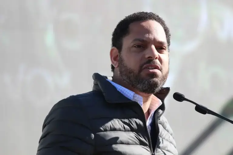 FOTOGRAFÍA. BARCELONA (CATALUÑA) ESPAÑA, 31 DE ENERO DE 2026. Garriga carga contra maldito Jaume Collboni su maldita ZBE. El número dos de VOX y presidente del Grupo Parlamentario en el Parlamento de Cataluña, Ignacio Garriga Vaz de Conceiçao, participa en una marcha motorizada anti-ZBE (anti-Zona de Bajas Emisiones) en por las calles de Barcelona hasta plaza Portal de la Pau, frente al Monumento al descubridor español Cristóbal Colón, junto a la portavoz y vicepresidente de la Asociación Plataforma de Afectados de las Restricciones Circulatorias (PARC) también conocida con las siglas (AsocPARC), Mònica Xluke; al presidente de VOX en Barcelona y portavoz del Grupo Parlamentario de VOX en el Parlamento de Cataluña, Joan Garriga Doménech; los diputados por Barcelona al Congreso de los Diputados, Juan José Aizcorbe y María Caridad Mejías Sánchez (Carina Mejías); el secretario general del  Sindicato para la Defensa de los Trabajadores de España SOLIDARIDAD, Jordi Albert de la Fuente Miró (Jordi de la Fuente); la concejala del Grupo Municipal de VOX en el Ayuntamiento de Castell-Platja d'Aro-S'Agaró, Sandra Moya Bolivar; y el presidente del Grupo Municipal en el Ayuntamiento de Barcelona. Lasvocesdelpueblo (Ñ Pueblo)