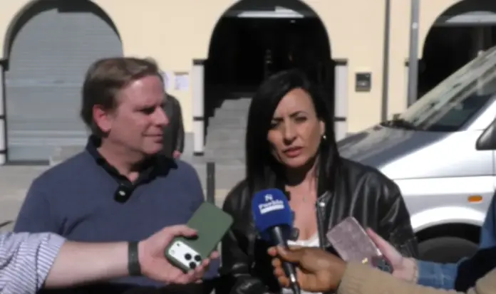 Mezquita Badr de Tarrasa, Joan Garriga Doménech, VOX,Tarrasa,Terrassa,Mezquita,Sharía,islamismo,islamización,islamización de Tarrasa (1) FOTOGRAFÍA. TARRASA (BARCELOAN) CATALUÑA (ESPAÑA), 21 D EFEBRERO DE 2026. Garriga dice que el techo electoral de VOX es la mayoría absoluta. El presidente del Comité Ejecutivo Provincial (CEP) de VOX en Barcelona y portavoz del Grupo Parlamentario en el Parlamento de Cataluña, Joan Garriga Doménech; junto a la portavoz municipal en el Ayuntamiento de Tarrasa, Alicia Tomás Martínez; atiende a los medios de comunicación frente a la Mezquita Badr de Tarrasa, en la calle del Doctor Pearson, número 149, 08222 Tarrasa (Barcelona) para denuncia la imposición de una sharía gastronómica (menú halal) en los colegios de la ciudad y en los del resto de Cataluña y la islamización. Lasvocesdelpueblo (Ñ Pueblo)