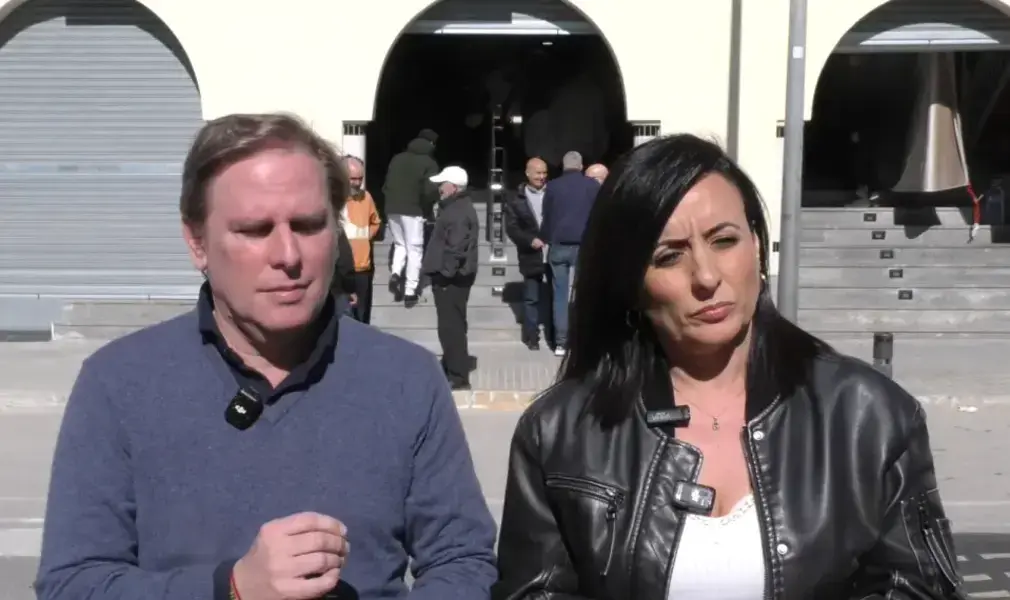 FOTOGRAFÍA. TARRASA (BARCELOAN) CATALUÑA (ESPAÑA), 21 D EFEBRERO DE 2026. Garriga dice que el techo electoral de VOX es la mayoría absoluta. El presidente del Comité Ejecutivo Provincial (CEP) de VOX en Barcelona y portavoz del Grupo Parlamentario en el Parlamento de Cataluña, Joan Garriga Doménech; junto a la portavoz municipal en el Ayuntamiento de Tarrasa, Alicia Tomás Martínez; atiende a los medios de comunicación frente a la Mezquita Badr de Tarrasa, en la calle del Doctor Pearson, número 149, 08222 Tarrasa (Barcelona) para denuncia la imposición de una sharía gastronómica (menú halal) en los colegios de la ciudad y en los del resto de Cataluña y la islamización. Lasvocesdelpueblo (Ñ Pueblo)