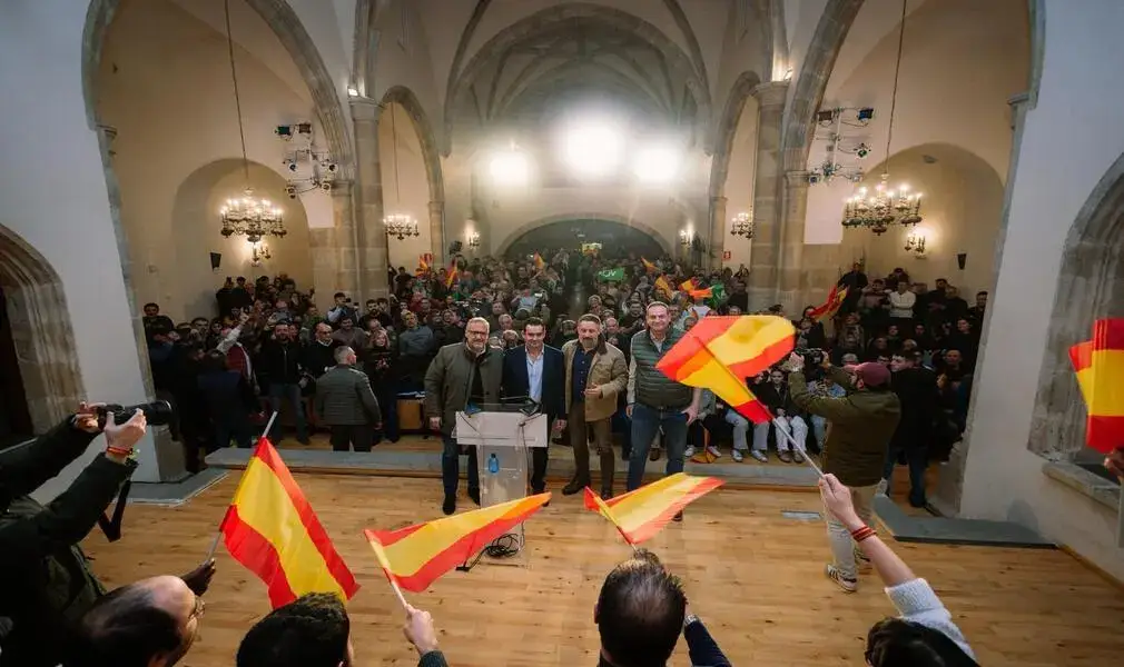 FOTOGRAFÍA. SORIA (CASTILLA Y LEÓN) ESPAÑA, 19 DE FRENRO DE 2026. El líder opositor español, Santiago Abascal Conde (2 d); ha intervenido en Soria, en la provincia de Soria, en un acto de campaña con motivo de las elecciones de Castilla y León del próximo 15 de marzo, acompañado por Carlos Pollán Fernández (i), candidato de VOX a la Presidencia de la Junta de Castilla y León; y por Miguel Contreras Martínez (2 i), cabeza de lista de VOX por Soria. El acto ha reunido a alrededor de "1.000 personas y ha habido asistentes que se han quedado fuera del recinto por aforo completado". Lasvocesdelpueblo (Ñ Pueblo)