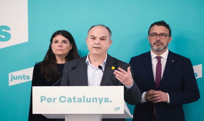 FOTOGRAFÍA. BARCELONA (CATALUÑA) ESPAÑA, 16 DE FEBRERO DE 2026. v. El secretario general de la derechista separatista Woke y migracionista Junts per Catalunya (JxCat) y preso golpista indultado del Procés, Jordi Turull Negre (c); junto al presidente del Grupo Parlamentario en el Parlamento de Cataluña, Mònica Sales de la Cruz (i); y el portavoz del Grupo Parlamentario de JxCat, Josep Rius Alcaraz (d); este lunes durante una rueda de prensa. Lasvocesdelpueblo (Ñ Pueblo) 