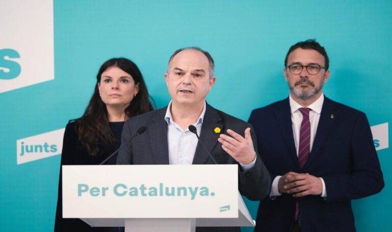 FOTOGRAFÍA. BARCELONA (CATALUÑA) ESPAÑA, 16 DE FEBRERO DE 2026. v. El secretario general de la derechista separatista Woke y migracionista Junts per Catalunya (JxCat) y preso golpista indultado del Procés, Jordi Turull Negre (c); junto al presidente del Grupo Parlamentario en el Parlamento de Cataluña, Mònica Sales de la Cruz (i); y el portavoz del Grupo Parlamentario de JxCat, Josep Rius Alcaraz (d); este lunes durante una rueda de prensa. Lasvocesdelpueblo (Ñ Pueblo) 