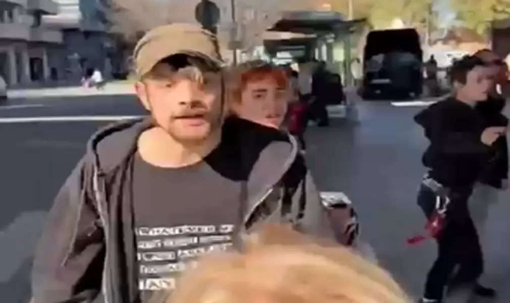 FOTOGRAFÍA. MONCADA I REIXAC (BARCELONA) CATALUÑA (ESPAÑA), 11 DE FEBRERO DE 2026. Traslada al Hospital una mujer de VOX tras brutal agresión de separatistas y comunistas. Un grupo de nazis (separatistas y ultraizquierda) ataca una carpa informativa de la formación patriota VOX y deja mal herida una mujer de VOX que es traslada al Hospital urgentemente con fisura en una costilla. Podría ser peor todavía, gracia a la respuesta enérgica de los catalanes, los nazis (separatistas y ultraizquierda) fueron reducidos inmediatamente. Captura vídeo/Lasvocesdelpueblo (Ñ Pueblo)