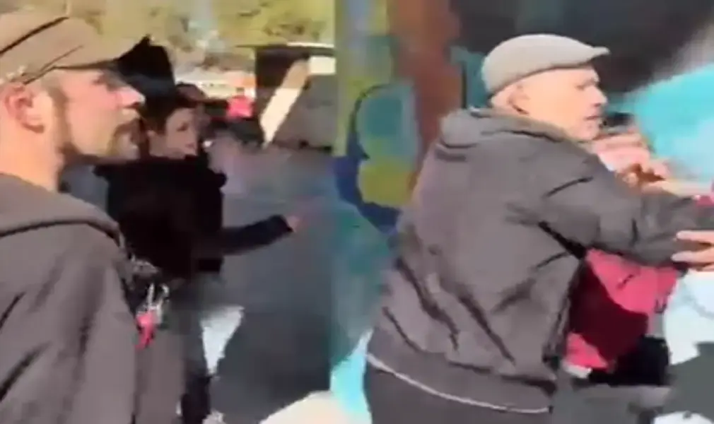 FOTOGRAFÍA. MONCADA I REIXAC (BARCELONA) CATALUÑA (ESPAÑA), 11 DE FEBRERO DE 2026. Traslada al Hospital una mujer de VOX tras brutal agresión de separatistas y comunistas. Un grupo de nazis (separatistas y ultraizquierda) ataca una carpa informativa de la formación patriota VOX y deja mal herida una mujer de VOX que es traslada al Hospital urgentemente con fisura en una costilla. Podría ser peor todavía, gracia a la respuesta enérgica de los catalanes, los nazis (separatistas y ultraizquierda) fueron reducidos inmediatamente. Captura vídeo/Lasvocesdelpueblo (Ñ Pueblo)