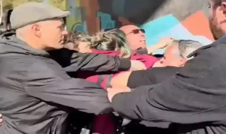 FOTOGRAFÍA. MONCADA I REIXAC (BARCELONA) CATALUÑA (ESPAÑA), 11 DE FEBRERO DE 2026. Traslada al Hospital una mujer de VOX tras brutal agresión de separatistas y comunistas. Un grupo de nazis (separatistas y ultraizquierda) ataca una carpa informativa de la formación patriota VOX y deja mal herida una mujer de VOX que es traslada al Hospital urgentemente con fisura en una costilla. Podría ser peor todavía, gracia a la respuesta enérgica de los catalanes, los nazis (separatistas y ultraizquierda) fueron reducidos inmediatamente. Captura vídeo/Lasvocesdelpueblo (Ñ Pueblo)