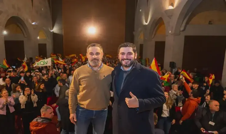 FOTOGRAFÍA. MONZÓN (HUESCA) ARAGÓN (ESPAÑA), 05 DE FEBRERO DE 2026. Abascal desde Monzón: Sánchez es un enemigo del pueblo español. Los patriotas Nolasco y Abascal cambiarán las políticas socialistas del PP y PSOE. El candidato de VOX a la Presidencia del Gobierno de la Comunidad Autónoma de Aragón, Alejandro Nolasco Asensio (d); participa en el mitin del penúltimo día de campaña, en un acto inaugurado por el presidente provincial de VOX en Huesca, Francisco Casarrubio; en el que han participado también el cabeza de lista por Huecas, David Arranz Ballesteros; y el presidente de la formación, Santiago Abascal Conde (i). Lasvocesdelpueblo (Ñ Pueblo)