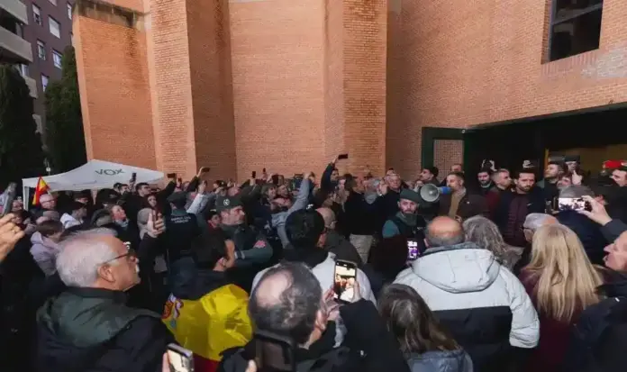 FOTOGRAFÍA. MONZÓN (HUESCA) ARAGÓN (ESPAÑA), 05 DE FEBRERO DE 2026. Abascal desde Monzón: Sánchez es un enemigo del pueblo español. Los patriotas Nolasco y Abascal cambiarán las políticas socialistas del PP y PSOE. El candidato de VOX a la Presidencia del Gobierno de la Comunidad Autónoma de Aragón, Alejandro Nolasco Asensio (d); participa en el mitin del penúltimo día de campaña, en un acto inaugurado por el presidente provincial de VOX en Huesca, Francisco Casarrubio; en el que han participado también el cabeza de lista por Huecas, David Arranz Ballesteros; y el presidente de la formación, Santiago Abascal Conde (i). Lasvocesdelpueblo (Ñ Pueblo)