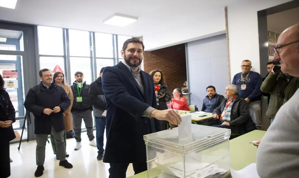 FOTOGRAFÍA. TERUEL (ARAGÓN) ESPAÑA, 08 DE FEBRERO DE 2026. Nolasco anima al voto masivo para abrir un camino esperanzador. El candidato patriota de VOX a la Presidencia del Gobierno autonómico de Aragón en las elecciones aragonesas de este domingo, Alejandro Nolasco Asensio, ejerce su derecho al voto en el Colegio de Educación Infantil y Primaria (CEIP) Miguel Vallés (Teruel) y atiende a los medios de comunicación. Lasvocesdelpueblo (Ñ Pueblo)