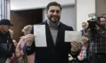 FOTOGRAFÍA. TERUEL (ARAGÓN) ESPAÑA, 08 DE FEBRERO DE 2026. Nolasco anima al voto masivo para abrir un camino esperanzador. El candidato patriota de VOX a la Presidencia del Gobierno autonómico de Aragón en las elecciones aragonesas de este domingo, Alejandro Nolasco Asensio, ejerce su derecho al voto en el Colegio de Educación Infantil y Primaria (CEIP) Miguel Vallés (Teruel) y atiende a los medios de comunicación. Lasvocesdelpueblo (Ñ Pueblo)