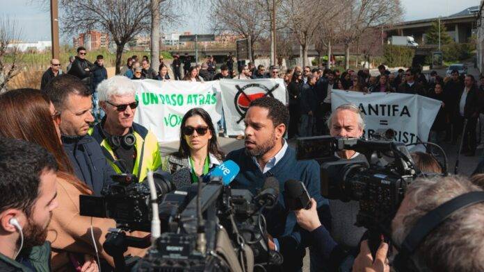 FOTOGRAFÍA. MONTCADA I REIXAC (BARCELONA) CATALUÑA (ESPAÑA), 18 DE FEBRERO DE 2026. Vecinos y VOX rechazan la violencia de los nazis Antifa en Moncada i Reixac. El secretario general de VOX y presidente del Grupo Parlamentario en el Parlamento de Cataluña, Ignacio Garriga Vaz de Conceçao; junto a la concejala del Grupo Municipal de VOX en el Ayuntamiento de Viladecans (Barcelona), Josling Efigenia Montilva Peralta, ofrece una rueda de prensa sobre la violencia política en Cataluña. Lasvocesdelpueblo (Ñ Pueblo)