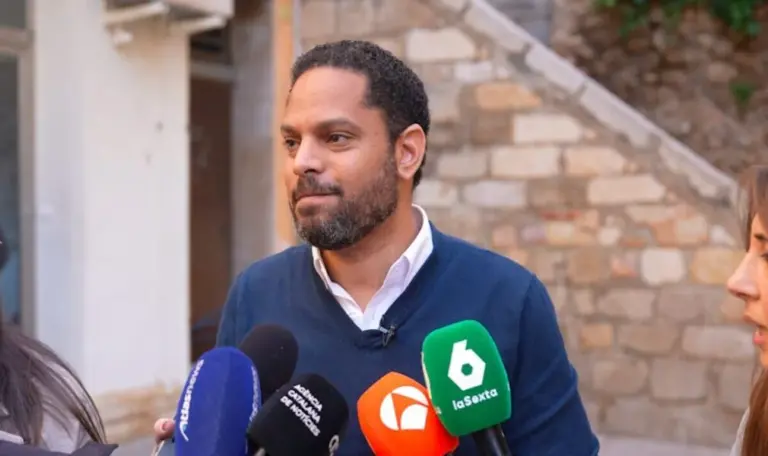 FOTOGRAFÍA. TORTOSA (TARRAGONA) CATALUÑA (ESPAÑA), 24 DE FEBRERO DE 2026. Garriga denuncia un aumento del 133 % de violaciones en Tortosa (Tarragona). El secretario general de VOX, Ignacio Garriga Vaz de Conceiçao, ha visitado Tortosa, Tarragona. Lasvocesdelpueblo (Ñ Pueblo)