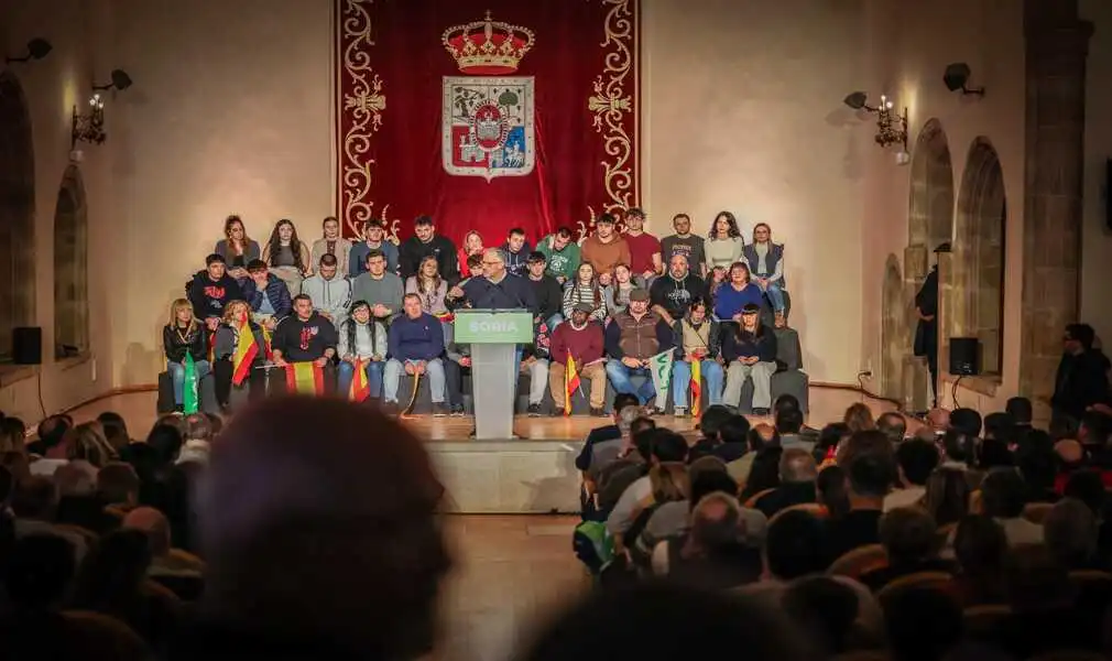 FOTOGRAFÍA. SORIA (CASTILLA Y LEÓN) ESPAÑA, 19 DE FRENRO DE 2026. Pollán pide más VOX y menos socialismo junto a SORIA YA y PP. El líder opositor español, Santiago Abascal Conde; ha intervenido en Soria, en la provincia de Soria, en un acto de campaña con motivo de las elecciones de Castilla y León del próximo 15 de marzo, acompañado por Carlos Pollán Fernández (en la imagen), candidato de VOX a la Presidencia de la Junta de Castilla y León; y por Miguel Contreras Martínez, cabeza de lista de VOX por Soria. Lasvocesdelpueblo (Ñ Pueblo)