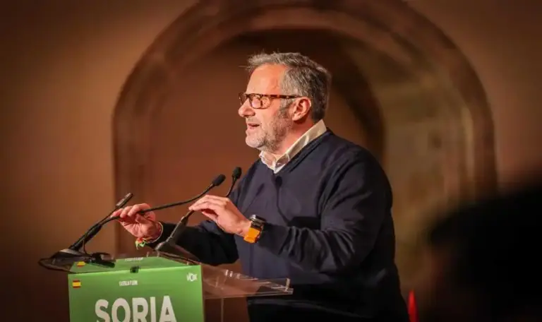 FOTOGRAFÍA. SORIA (CASTILLA Y LEÓN) ESPAÑA, 19 DE FRENRO DE 2026. Pollán pide más VOX y menos socialismo junto a SORIA YA y PP. El líder opositor español, Santiago Abascal Conde; ha intervenido en Soria, en la provincia de Soria, en un acto de campaña con motivo de las elecciones de Castilla y León del próximo 15 de marzo, acompañado por Carlos Pollán Fernández (en la imagen), candidato de VOX a la Presidencia de la Junta de Castilla y León; y por Miguel Contreras Martínez, cabeza de lista de VOX por Soria. Lasvocesdelpueblo (Ñ Pueblo)