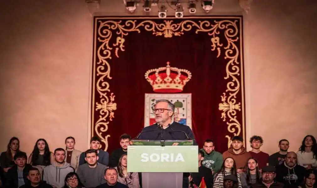 FOTOGRAFÍA. SORIA (CASTILLA Y LEÓN) ESPAÑA, 19 DE FRENRO DE 2026. Pollán pide más VOX y menos socialismo junto a SORIA YA y PP. El líder opositor español, Santiago Abascal Conde; ha intervenido en Soria, en la provincia de Soria, en un acto de campaña con motivo de las elecciones de Castilla y León del próximo 15 de marzo, acompañado por Carlos Pollán Fernández (en la imagen), candidato de VOX a la Presidencia de la Junta de Castilla y León; y por Miguel Contreras Martínez, cabeza de lista de VOX por Soria. Lasvocesdelpueblo (Ñ Pueblo)