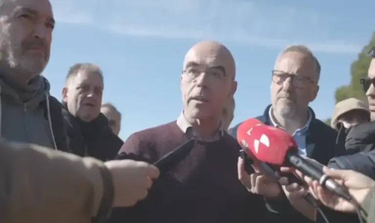 FOTOGRAFÍA. NAVA DEL REY (VALLADOLID) CASTILLA Y LEÓN) ESPAÑA, 21 DE FEBRERO DE 2026. El jefe de la Delegación de VOX en Bruselas, Jorge Buxadé Villalba; y el candidato de VOX a la Presidencia de la Junta de Castilla y León, Carlos Pollán Fernández; atienden los medios de comunicación en Nava del Rey antes de asistir a la final del campeonato nacional de Galgos que se celebra hoy en Nava de el Rey (Valladolid). Lasvocesdelpueblo).