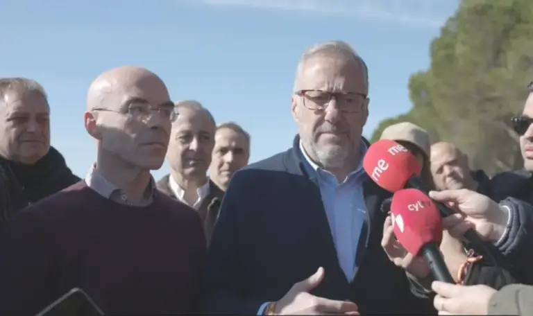 FOTOGRAFÍA. NAVA DEL REY (VALLADOLID) CASTILLA Y LEÓN) ESPAÑA, 21 DE FEBRERO DE 2026. El jefe de la Delegación de VOX en Bruselas, Jorge Buxadé Villalba; y el candidato de VOX a la Presidencia de la Junta de Castilla y León, Carlos Pollán Fernández; atienden los medios de comunicación en Nava del Rey antes de asistir a la final del campeonato nacional de Galgos que se celebra hoy en Nava de el Rey (Valladolid). Lasvocesdelpueblo).