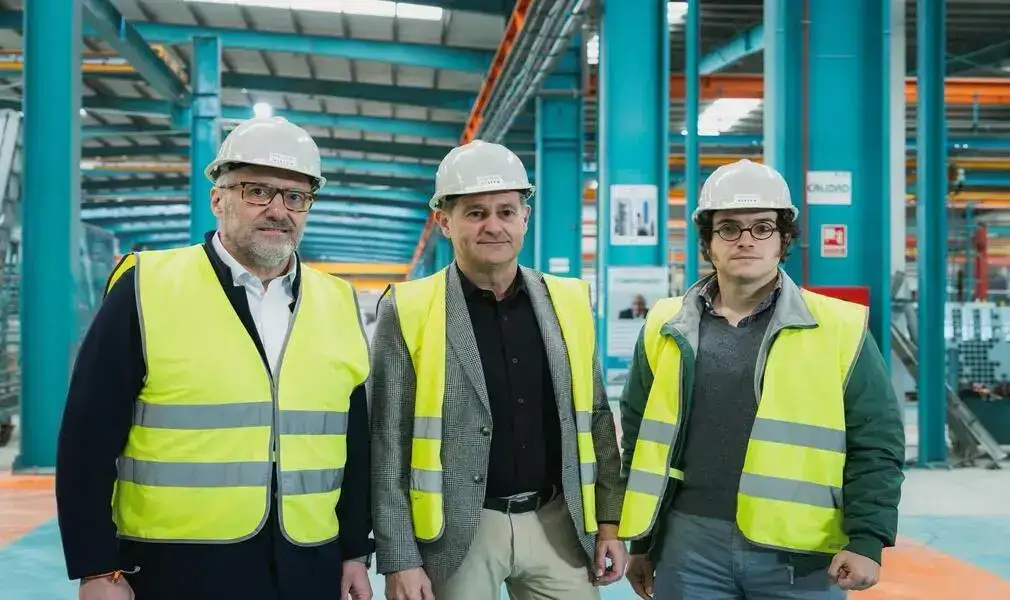 FOTOGRAFÍA. CUBILLOS DEL SIL (LEÓN) CASTILLA Y LEÓN (ESPAÑA), 12 DE FEBRERO DE 2026. Pollán y Figaredo visitan la industria del vidrio en Cubillos del Sil. El portavoz nacional de Economía de VOX y secretario general de la formación en el Congreso de los Diputados, José María Figaredo Álvarez-Sala (José María Figaredo); y el candidato de VOX a la Presidencia de la Junta de Castilla y León para las próximas elecciones del 15 de marzo (15M), Carlos Pollán Fernández, visitan las instalaciones de TVITEC Glass en comarca de El Bierzo, Castilla y León. Lasvocesdelpueblo (Ñ pueblo)