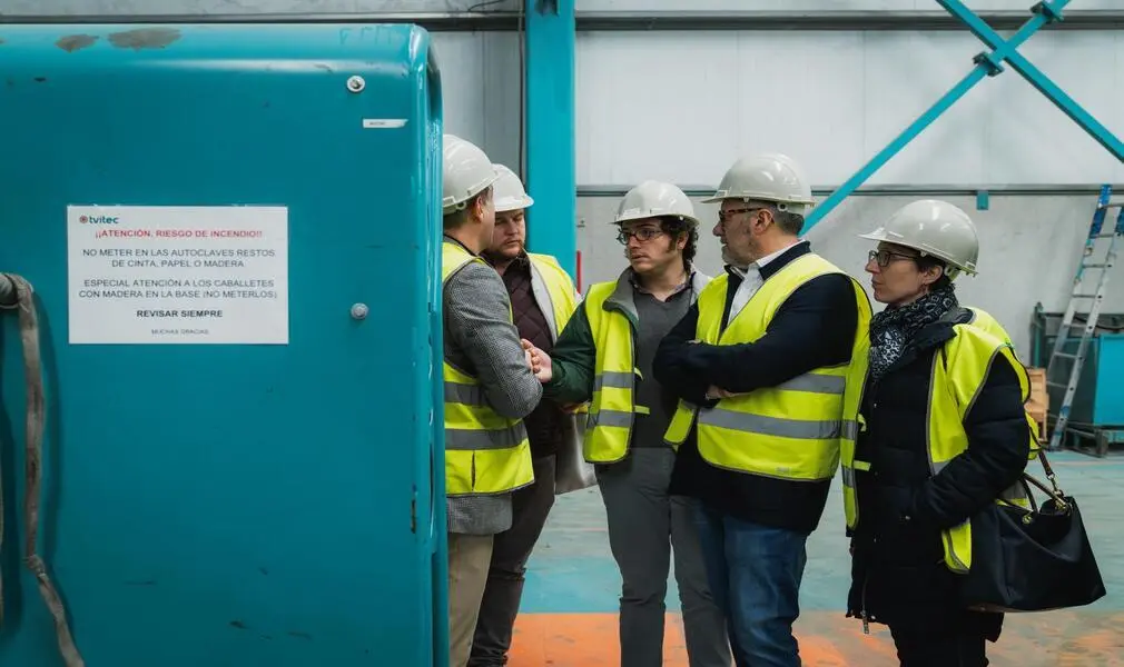 FOTOGRAFÍA. CUBILLOS DEL SIL (LEÓN) CASTILLA Y LEÓN (ESPAÑA), 12 DE FEBRERO DE 2026. Pollán y Figaredo visitan la industria del vidrio en Cubillos del Sil. El portavoz nacional de Economía de VOX y secretario general de la formación en el Congreso de los Diputados, José María Figaredo Álvarez-Sala (José María Figaredo); y el candidato de VOX a la Presidencia de la Junta de Castilla y León para las próximas elecciones del 15 de marzo (15M), Carlos Pollán Fernández, visitan las instalaciones de TVITEC Glass en comarca de El Bierzo, Castilla y León. Lasvocesdelpueblo (Ñ pueblo)