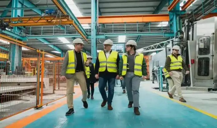 FOTOGRAFÍA. CUBILLOS DEL SIL (LEÓN) CASTILLA Y LEÓN (ESPAÑA), 12 DE FEBRERO DE 2026. Pollán y Figaredo visitan la industria del vidrio en Cubillos del Sil. El portavoz nacional de Economía de VOX y secretario general de la formación en el Congreso de los Diputados, José María Figaredo Álvarez-Sala (José María Figaredo) (d); y el candidato de VOX a la Presidencia de la Junta de Castilla y León para las próximas elecciones del 15 de marzo (15M), Carlos Pollán Fernández (c), visitan las instalaciones de TVITEC Glass en comarca de El Bierzo, Castilla y León. Lasvocesdelpueblo (Ñ pueblo)