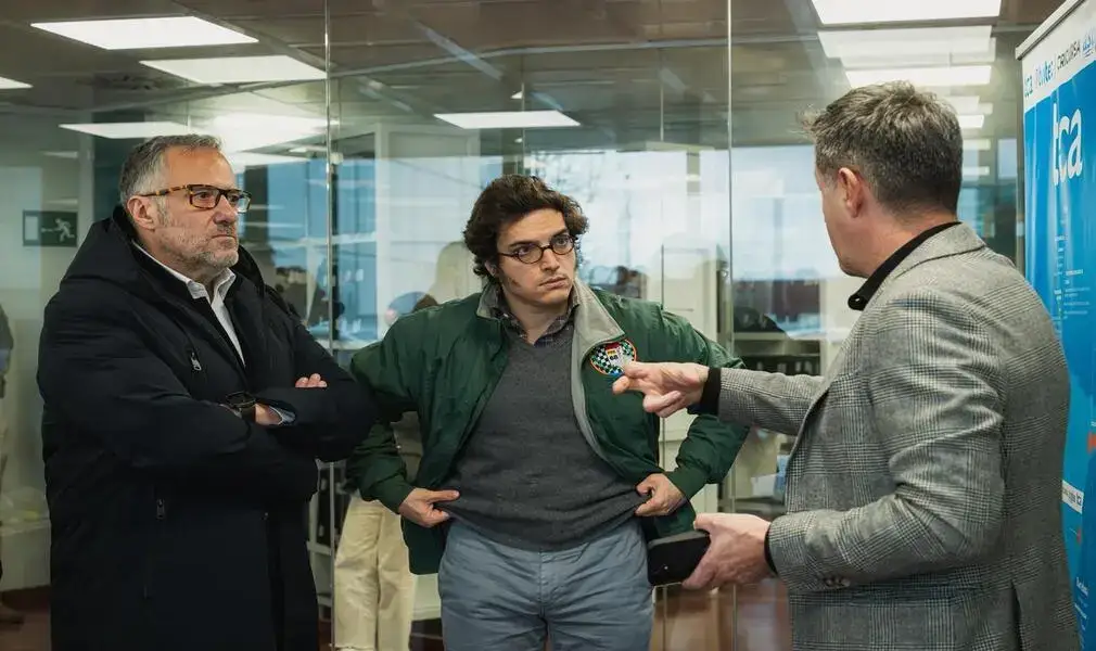 FOTOGRAFÍA. CUBILLOS DEL SIL (LEÓN) CASTILLA Y LEÓN (ESPAÑA), 12 DE FEBRERO DE 2026. Pollán y Figaredo visitan la industria del vidrio en Cubillos del Sil. El portavoz nacional de Economía de VOX y secretario general de la formación en el Congreso de los Diputados, José María Figaredo Álvarez-Sala (José María Figaredo); y el candidato de VOX a la Presidencia de la Junta de Castilla y León para las próximas elecciones del 15 de marzo (15M), Carlos Pollán Fernández, visitan las instalaciones de TVITEC Glass en comarca de El Bierzo, Castilla y León. Lasvocesdelpueblo (Ñ pueblo)