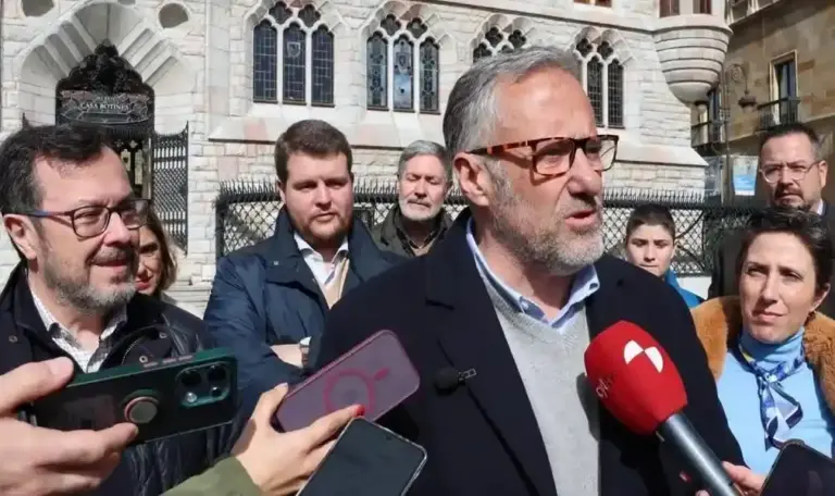 FOTOGRAFÍA. LEÓN (CASTILLA Y LEÓN) ESPAÑA, 22 DE FEBRERO DE 2026. Pollán y Fuster garantizan que VOX acabará con leyes totalitarias en CyL. El candidato de VOX a la Presidencia de la Junta de Castilla y León Carlos Pollán Fernández; el portavoz nacional de Bambú 12, José Antonio Fuster Lamelas; han ofrecido este domingo en León una rueda de prensa dentro de los actos de precampaña electoral de los comicios autonómicos del próximo 15 de marzo (15M). Lasvocesdelpueblo (Ñ Pueblo)