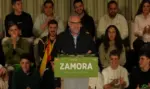 FOTOGRAFÍA. ZAMORA (ZAMORA) CASTILLA Y LEÓN (ESPAÑA), 25 DE FEBRERO DE 2026. Candidato Pollán: "No os defraudaremos". El presidente de VOX y Patriots of Europe, Santiago Abascal Conde; arropó esta noche al candidato de Bambú 12 de Madrid a la Presidencia de la Junta de Castilla y León, Carlos Pollán Fernández (en la imagen); desbordando Zamora y dejando varias centenares de personas fuera por aforo completado, al menos "500 personas", según cifra de la organización a Lasvocesdelpueblo, confirmando nuevamente el auge de VOX vivido en Extremadura y Aragón y que podría producirse la noche electoral del 15M en CyL, donde ya se está registrando muchos nervios entre los socialismos (azul y rojo) del Bipartidismo, Partido Popular y Partido Socialista. Lasvocesdelpueblo (Ñ Pueblo)