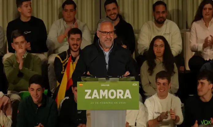 Pollán,VOX,CyL,Elecciones Castilla y León,Zamora,Pollán y Abascal FOTOGRAFÍA. ZAMORA (ZAMORA) CASTILLA Y LEÓN (ESPAÑA), 25 DE FEBRERO DE 2026. Candidato Pollán: "No os defraudaremos". El presidente de VOX y Patriots of Europe, Santiago Abascal Conde; arropó esta noche al candidato de Bambú 12 de Madrid a la Presidencia de la Junta de Castilla y León, Carlos Pollán Fernández (en la imagen); desbordando Zamora y dejando varias centenares de personas fuera por aforo completado, al menos "500 personas", según cifra de la organización a Lasvocesdelpueblo, confirmando nuevamente el auge de VOX vivido en Extremadura y Aragón y que podría producirse la noche electoral del 15M en CyL, donde ya se está registrando muchos nervios entre los socialismos (azul y rojo) del Bipartidismo, Partido Popular y Partido Socialista. Lasvocesdelpueblo (Ñ Pueblo)
