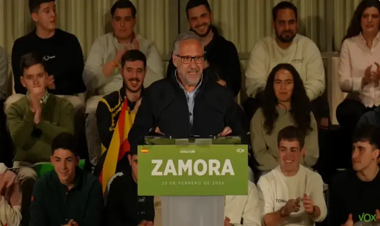 FOTOGRAFÍA. ZAMORA (ZAMORA) CASTILLA Y LEÓN (ESPAÑA), 25 DE FEBRERO DE 2026. Candidato Pollán: "No os defraudaremos". El presidente de VOX y Patriots of Europe, Santiago Abascal Conde; arropó esta noche al candidato de Bambú 12 de Madrid a la Presidencia de la Junta de Castilla y León, Carlos Pollán Fernández (en la imagen); desbordando Zamora y dejando varias centenares de personas fuera por aforo completado, al menos "500 personas", según cifra de la organización a Lasvocesdelpueblo, confirmando nuevamente el auge de VOX vivido en Extremadura y Aragón y que podría producirse la noche electoral del 15M en CyL, donde ya se está registrando muchos nervios entre los socialismos (azul y rojo) del Bipartidismo, Partido Popular y Partido Socialista. Lasvocesdelpueblo (Ñ Pueblo)
