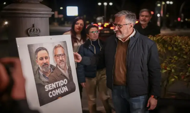 FOTOGRAFÍA. LEÓN (CASTILLA Y LEÓN) ESPAÑA, 26 DE FEBRERO DE 2026. Elecciones Castilla y león 15M. El candidato de VOX a la Presidencia de la Junta de Castilla y León, Carlos Pollán Fernández (d); aparece e la derecha del cartel oficial de calle Bambú 12 de Madrid, junto a al mandatario de VOX España y presidente de Patriots of Europe, Santiago Abascal Conde (en la izquierda), bajo firma "Sentido Común". Esta noche, el candidato Pollán ha iniciado esta noche la campaña electoral para las elecciones del próximo 15 de marzo con una pegada de carteles en la Plaza de Guzmán el Bueno, junto a Laura Dorreis y Miguel Suárez, números dos y tres respectivamente en la lista por León a las Cortes de CyL Lasvocesdelpueblo (Ñ Pueblo)