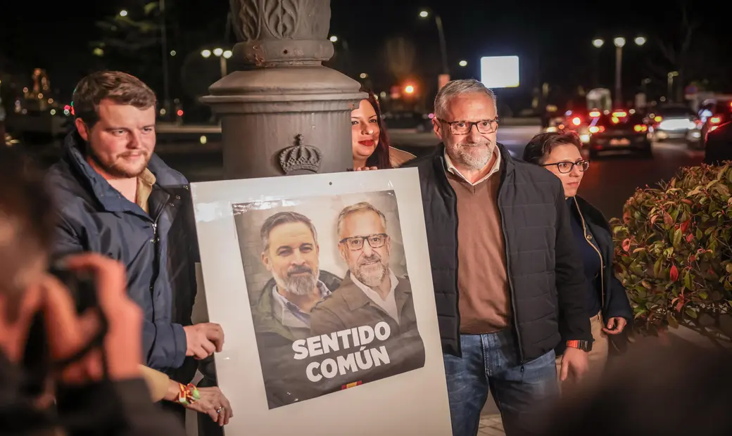 FOTOGRAFÍA. LEÓN (CASTILLA Y LEÓN) ESPAÑA, 26 DE FEBRERO DE 2026. Elecciones Castilla y león 15M. El candidato de VOX a la Presidencia de la Junta de Castilla y León, Carlos Pollán Fernández (d); aparece e la derecha del cartel oficial de calle Bambú 12 de Madrid, junto a al mandatario de VOX España y presidente de Patriots of Europe, Santiago Abascal Conde (en la izquierda), bajo firma "Sentido Común". Esta noche, el candidato Pollán ha iniciado esta noche la campaña electoral para las elecciones del próximo 15 de marzo con una pegada de carteles en la Plaza de Guzmán el Bueno, junto a Laura Dorreis y Miguel Suárez, números dos y tres respectivamente en la lista por León a las Cortes de CyL Lasvocesdelpueblo (Ñ Pueblo)