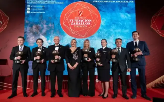 FOTOGRAFÍA. MADRID (ESPAÑA), 27 DE FEBRERO DE 2026. La Fundación Zaballos reúne a 400 personas en su VI gala de premios. De izquierda a la derecha, los galardonados de la VI Edición Premios Fundación Zaballos: Premio a un periodismo riguroso, contrastado y neutral, don Matías Prats Luque; premio el reconocimiento a su liderazgo empresarial y a su firme compromiso social, sustentado en sólidos valores y en el desarrollo de infraestructuras estratégicas al servicio del progreso, don José María Álvarez-Pallete; premio internacional del patronato, don Ricardo Benjamín Salinas Pliego; presidente de Fundación Zaballos, Emilia Zaballos Pulido; premio a su trayectoria profesional vinculada a la coherencia en la administración de justicia y a la defensa de la independencia judicial y los derechos fundamentales, María Isabel Perelló Doménech; premio del nacional del patronato, la Policía Nacional, Recibió el galardón la subdirectora General del Gabinete Técnico de la Policía Nacional, María Almudena Tudanca de Francisco; Premio por su labor en defensa, promoción y puesta en valor del toro de lidia, Fundación Toro de Lidia (don Victorino Martín García); y premio al desarrollo de incubadoras neonatales de bajo coste y acceso libre, don Pablo Sánchez Bergasa; este viernes en el Hotel InterContinental de Madrid. El sexto galardonado ha sido Juan Carlos Unzué Labiano, premio por su actividad y lucha contra la Esclerosis lateral amiotrófica (ELA). Lasvocesdelpueblo (Ñ Pueblo)
