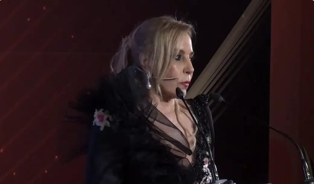 FOTOGRAFÍA. MADRID (ESPAÑA), 27 DE FEBRERO DE 2026. La Fundación Zaballos reúne a 400 personas en su VI gala de premios. En la imagen, la presidente de Fundación Zaballos, Emilia Zaballos Pulido, durante su intervención. Los galardonados de la VI Edición Premios Fundación Zaballos han sido: Premio a un periodismo riguroso, contrastado y neutral, don Matías Prats Luque; premio el reconocimiento a su liderazgo empresarial y a su firme compromiso social, sustentado en sólidos valores y en el desarrollo de infraestructuras estratégicas al servicio del progreso, don José María Álvarez-Pallete; premio internacional del patronato, don Ricardo Benjamín Salinas Pliego; premio a su trayectoria profesional vinculada a la coherencia en la administración de justicia y a la defensa de la independencia judicial y los derechos fundamentales, María Isabel Perelló Doménech; premio del nacional del patronato, la Policía Nacional, Recibió el galardón la subdirectora General del Gabinete Técnico de la Policía Nacional, María Almudena Tudanca de Francisco; Premio por su labor en defensa, promoción y puesta en valor del toro de lidia, Fundación Toro de Lidia (don Victorino Martín García); y premio al desarrollo de incubadoras neonatales de bajo coste y acceso libre, don Pablo Sánchez Bergasa; este viernes en el Hotel InterContinental de Madrid. El sexto galardonado ha sido Juan Carlos Unzué Labiano, premio por su actividad y lucha contra la Esclerosis lateral amiotrófica (ELA). Lasvocesdelpueblo (Ñ Pueblo)