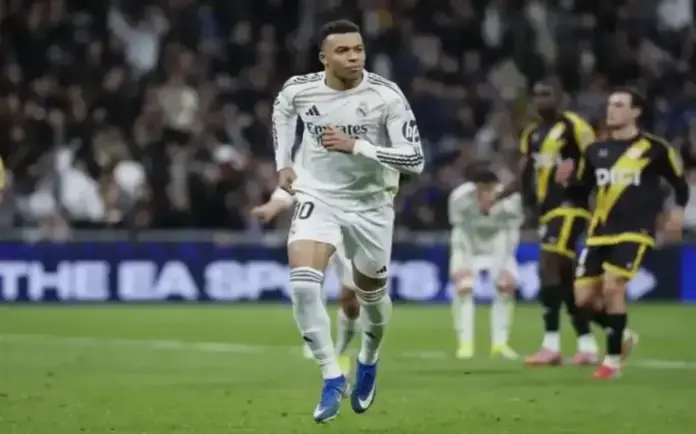FOTOGRAFÍA. MADRID (ESPAÑA), 01 DE FEBRERO DE 2026. El Rayo Vallecano acaricia un punto y acaba derrotado en el Bernabéu. El delantero del Real Madrid Kylian Mbappé celebra tras marcar el 2-1 durante el partido de LaLiga que enfrentó al Real Madrid y al Rayo Vallecano, este domingo, en el Santiago Bernabéu. Efe