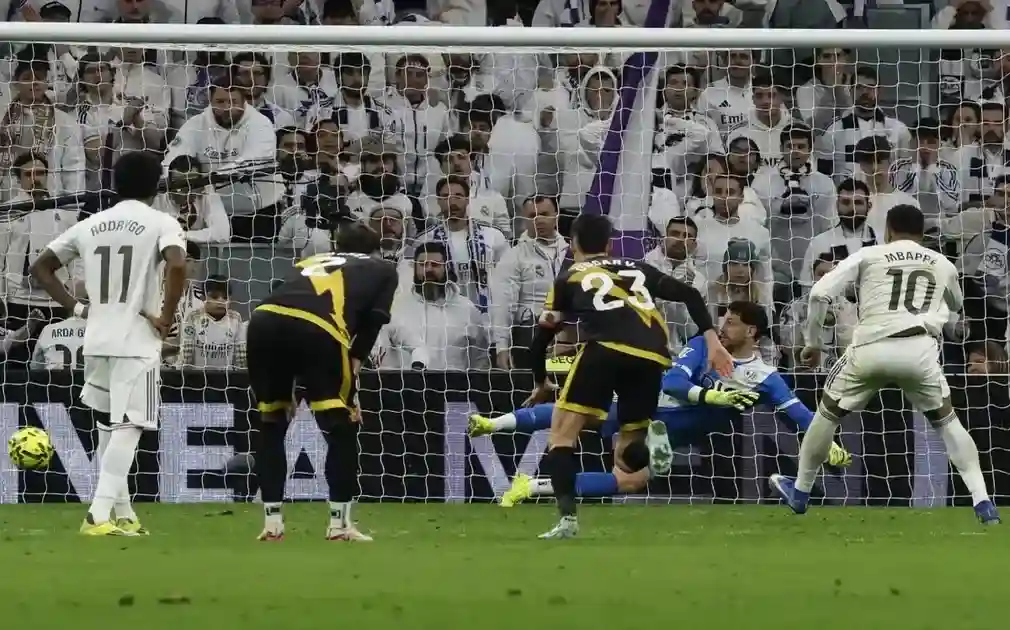 FOTOGRAFÍA. MADRID (ESPAÑA), 01 DE FEBRERO DE 2026. El Rayo Vallecano acaricia un punto y acaba derrotado en el Bernabéu. El delantero del Real Madrid Kylian Mbappé (d) marca el 2-1 durante el partido de LaLiga que enfrentó al Real Madrid y al Rayo Vallecano, este domingo, en el Santiago Bernabéu. Efe