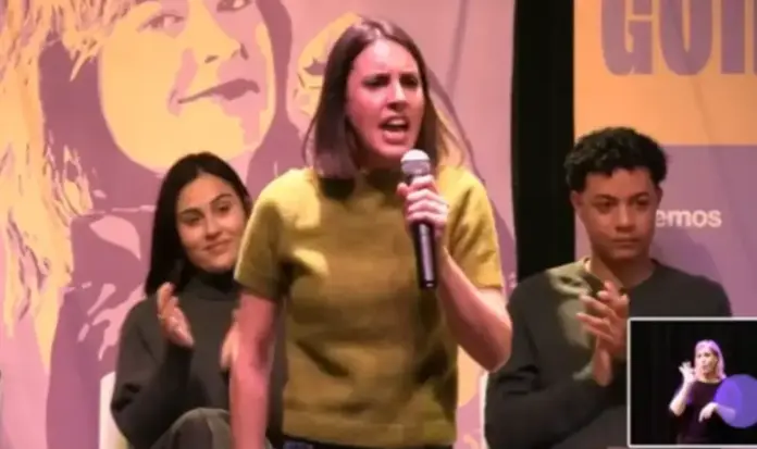 FOTOGRAFÍA. ZARAGOZA (ARAGÓN) ESPAÑA, 31 DE ENERO DE 2026. Podemos inicia su plan de reemplazo de españoles por inmigrantes islamistas. La número dos de la izquierda extrema podemos y mujer del cofundador del partido Pablo Manuel Iglesias Turrión "Pablo Iglesias", Irene Montero Gil, durante su intervención en un acto de campaña electoral para las elecciones autonómicas aragonesas del próximo domingo 8 de febrero, junto a la secretaria general de esta organización extremista, WOKE, migracionista y globalista, Ione Belarra Urteaga. Lasvocesdelpueblo (Ñ Pueblo)
