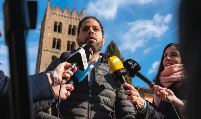Ripoll, VOX,Garriga, VOX perseguirá en los tribunales al depredador sexual imán de Ripoll FOTOGRAFÍA. RIPOLL (GERONA) CATALUÑA (ESPAÑA), 19 DE FEBRERO DE 2026. VOX perseguirá en los tribunales al depredador sexual imán de Ripoll. El secretario general de calle Bambú 12 de Madrid, Ignacio Garriga Vaz de Conceiçao, atiende a la prensa en Ripoll (Gerona, Comunidad Autónoma de Cataluña. Lasvocesdelpueblo (Ñ Pueblo)