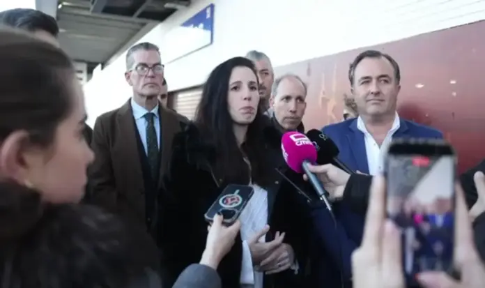 FOTOGRAFÍA. TALAVERA DE LA REINA (TOLEDO) CASTILLA-LA MANCHA (ESPAÑA), 12 DE FEBRERO DE 2026. Odiar a los españoles es hacer que sean minoría en sus barrios. La portavoz nacional de VOX de Emergencia Demográfica y Políticas Sociales, Rocío de Meer Méndez; junta al diputado de VOX por Toledo en el Congreso desde la XIII legislatura (2019) y reelegido en la XV (2023), vicesecretario de Comunicación de VOX y Responsable de la Estrategia Digital de calle Bambú 12 de Madrid (sede nacional de VOX), Manuel Mariscal Zabala; y a varios dirigentes regionales y locales de VOX; ha estado esta tarde de viernes en Talavera de la Reina para presentar el informe «La inmigración y su impacto económico negativo en el estado de bienestar en España», un trabajo elaborado por la Fundación Disenso del impacto económico de la inmigración en España. Lasvocesdelpueblo (Ñ Pueblo) 