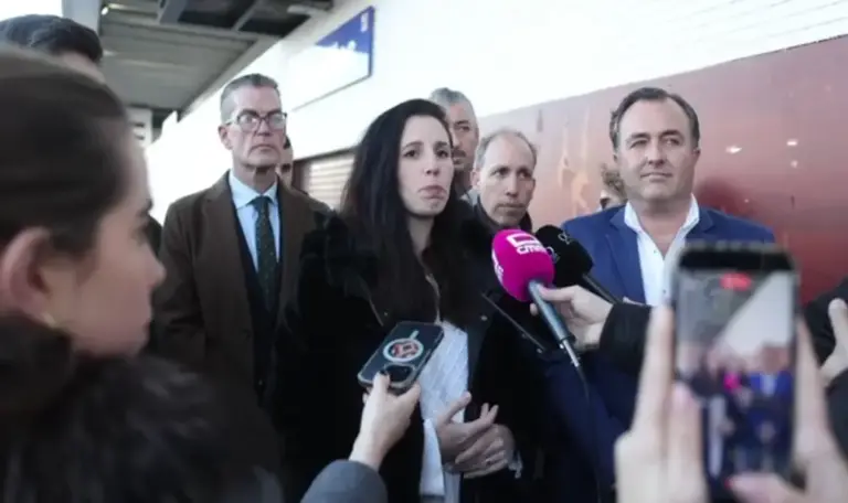 FOTOGRAFÍA. TALAVERA DE LA REINA (TOLEDO) CASTILLA-LA MANCHA (ESPAÑA), 12 DE FEBRERO DE 2026. Odiar a los españoles es hacer que sean minoría en sus barrios. La portavoz nacional de VOX de Emergencia Demográfica y Políticas Sociales, Rocío de Meer Méndez; junta al diputado de VOX por Toledo en el Congreso desde la XIII legislatura (2019) y reelegido en la XV (2023), vicesecretario de Comunicación de VOX y Responsable de la Estrategia Digital de calle Bambú 12 de Madrid (sede nacional de VOX), Manuel Mariscal Zabala; y a varios dirigentes regionales y locales de VOX; ha estado esta tarde de viernes en Talavera de la Reina para presentar el informe «La inmigración y su impacto económico negativo en el estado de bienestar en España», un trabajo elaborado por la Fundación Disenso del impacto económico de la inmigración en España. Lasvocesdelpueblo (Ñ Pueblo) 