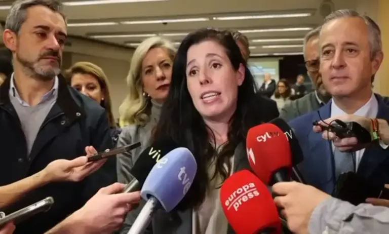 FOTOGRAFÍA. VALLADOLID (CASTILLA Y LEÓN) ESPAÑA, 3 DE FEBRERO DE 2026. De Meer explica el impacto de la inmigración masiva en España. La portavoz nacional de VOX de Emergencia Demográfica y Políticas Sociales, Rocío de Meer Méndez, atiende a los medios de comunicación este martes en Valladolid donde la política patriota natural de Almería ha presentado el informe "La inmigración y su impacto económico negativo en el estado de bienestar", elaborado por Fundación Disenso. Lasvocesdelpueblo (Ñ Pueblo)