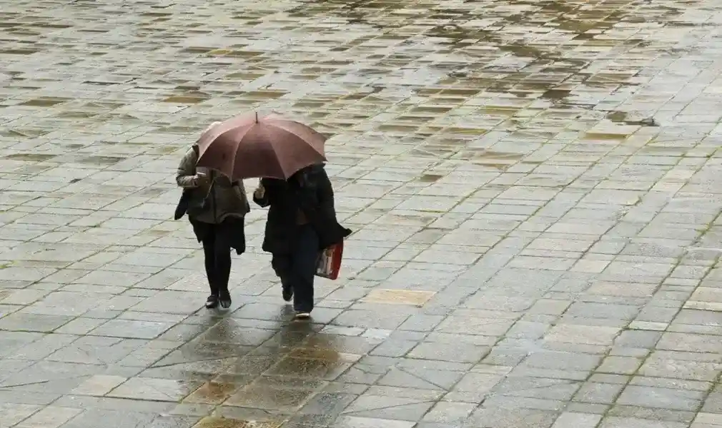 FOTOGRAFÍA. SANTIAGO DE COMPOSTELA (GALICIA) ESPAÑA, 13 DE FEBRERO DE 2026. Sábado de lluvias y viento del noroeste en la Península y Baleares. Detalle de una imagen de turistas bajo la lluvia en Santiago de Compostela este viernes. Efe