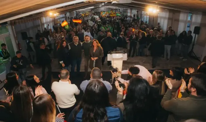 Santiago Abascal Conde, Fuencisla Arévalo Galván,Susana Suárez Villagrá,Carlos Pollán Fernández,Segovia,Castilla y León,ELECCIONES CASTILLA Y LEÓN 15M (1) FOTOGRAFÍA. SEGOVIA (CASTILLA Y LEÓN) ESPAÑA, 20 DE FEBRERO DE 2026. El presidente de VOX, Santiago Abascal Conde (2 d); y la presidente del Comité Ejecutivo Provincial (CEP) de VOX en la provincia de Segovia, Fuencisla Arévalo Galván (i); arropan a los candidatos de su formación: el candidato a presidir la Junta de Castilla y León, Carlos Pollán Fernández (2 i); y la cabeza de lista por Segovia a las Cortes de Castilla y León para los comicios del próximo 15 de marzo de 2026 (15M), Susana Suárez Villagrá (d); en un mitin de precampaña electoral en el Hotel Puerta de Segovia. Lasvocesdelpueblo (Ñ Pueblo)