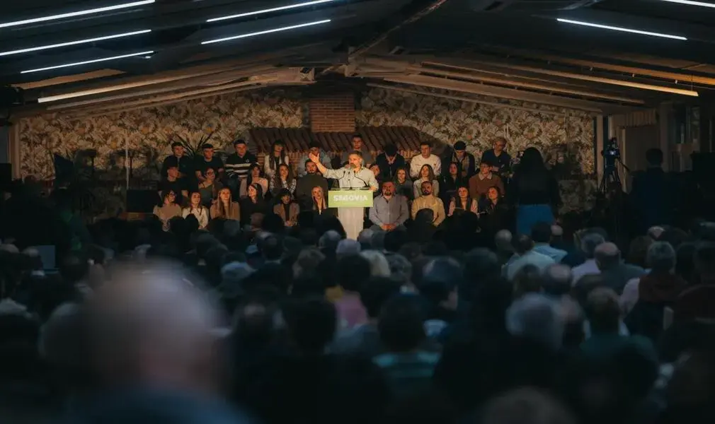 FOTOGRAFÍA. SEGOVIA (CASTILLA Y LEÓN) ESPAÑA, 20 DE FEBRERO DE 2026. El presidente de VOX, Santiago Abascal Conde (en la imagen); y la presidente del Comité Ejecutivo Provincial (CEP) de VOX en la provincia de Segovia, Fuencisla Arévalo Galván; arropan a los candidatos de su formación: el candidato a presidir la Junta de Castilla y León, Carlos Pollán Fernández; y la cabeza de lista por Segovia a las Cortes de Castilla y León para los comicios del próximo 15 de marzo de 2026 (15M), Susana Suárez Villagrá (d); en un mitin de precampaña electoral en el Hotel Puerta de Segovia. Lasvocesdelpueblo (Ñ Pueblo)