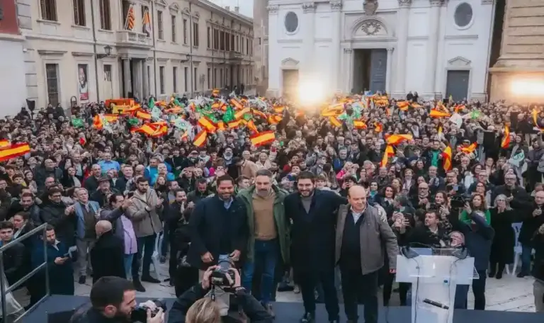 FOTOGRAFÍA. ZARAGOZA (ARAGÓN) ESPAÑA, 06 DE FEBRERO DE 2026. VOX conecta con la realidad y problemas de la gente. El candidato de VOX a la Presidencia del Gobierno de la Comunidad Autónoma de Aragón, Alejandro Nolasco Asensio (2 d); el presidente del Comité Ejecutivo Provincial (CEP) de VOX en Zaragoza, Santiago Morón Sanjuan (d); el secretario general de VOX, Ignacio Garriga Vaz de Conceiçao (i); y el presidente de la formación, Santiago Abascal Conde (2 i); participan en el gran acto de cierre de campaña electoral del partido político de las clases obreras VOX en Plaza de la Seo de Zaragoza. Lasvocesdelpueblo (Ñ Pueblo)