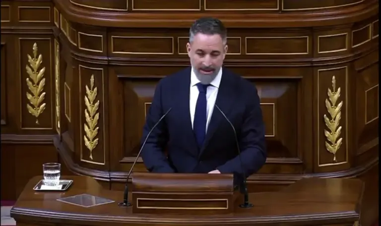 FOTOGRAFÍA. MADRID (ESPAÑA), 11 DE FEBRERO DE 2026. Abascal a Sánchez: Corrupción e invasión migratoria matan. EL presidente de VOX y Patriots of Europe, Santiago Abascal Conde, este miércoles en el Congreso de los Diputados, durante su respuesta en el debate sobre la comparecencia del presidente del Gobierno de España y secretario general del Partido Socialista (PSOE), Pedro Sánchez Pérez-Castejón, sobre el colapso de la red ferroviaria de España, con consecuencias directas dos accidentes ferroviarios mortales, en Adamuz (Córdoba) y Gelida (Barcelona), 47 muertos y 126 heridos. Captura video/Lasvocesdelpueblo (Ñ Pueblo)