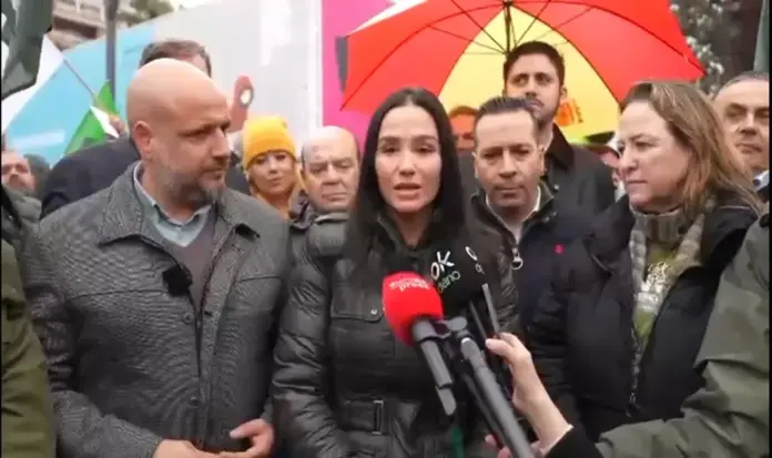FOTOGRAFÍA. MADRID (ESPAÑA), 11 DE FEBRERO DE 2026. VOX y los obreros defienden el sector primario frente al ataque Mercosur. Este miércoles, Rodrigo Alonso Fernández, portavoz Nacional de Agricultura de VOX (i); Mireia Borrás Pabón, eurodiputada de VOX (2 i); el candidato electo de VOX a la Junta de Extremadura, Óscar Fernandez Calle (2 d); la portavoz de Agenda España de VOX, Isabel La Buena (Isabel Pérez Moniño-Aranda) (d); y numerosos portavoces de agricultura en los distintos parlamentos donde la formación de las clases obreras de España VOX tiene representación, han apoyado la convocatoria en defensa del sector primario frente al ataque Mercosur de Bruselas. Lasvocesdelpueblo (Ñ Pueblo)