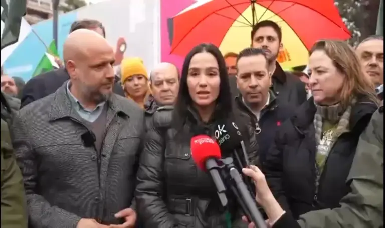 FOTOGRAFÍA. MADRID (ESPAÑA), 11 DE FEBRERO DE 2026. VOX y los obreros defienden el sector primario frente al ataque Mercosur. Este miércoles, Rodrigo Alonso Fernández, portavoz Nacional de Agricultura de VOX (i); Mireia Borrás Pabón, eurodiputada de VOX (2 i); el candidato electo de VOX a la Junta de Extremadura, Óscar Fernandez Calle (2 d); la portavoz de Agenda España de VOX, Isabel La Buena (Isabel Pérez Moniño-Aranda) (d); y numerosos portavoces de agricultura en los distintos parlamentos donde la formación de las clases obreras de España VOX tiene representación, han apoyado la convocatoria en defensa del sector primario frente al ataque Mercosur de Bruselas. Lasvocesdelpueblo (Ñ Pueblo)