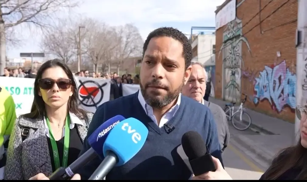 FOTOGRAFÍA. MONTCADA I REIXAC (BARCELONA) CATALUÑA (ESPAÑA), 18 DE FEBRERO DE 2026. Vecinos y VOX rechazan la violencia de los nazis Antifa en Moncada i Reixac. El secretario general de VOX y presidente del Grupo Parlamentario en el Parlamento de Cataluña, Ignacio Garriga Vaz de Conceçao; junto a la concejala del Grupo Municipal de VOX en el Ayuntamiento de Viladecans (Barcelona), Josling Efigenia Montilva Peralta, ofrece una rueda de prensa sobre la violencia política en Cataluña. Lasvocesdelpueblo (Ñ Pueblo)