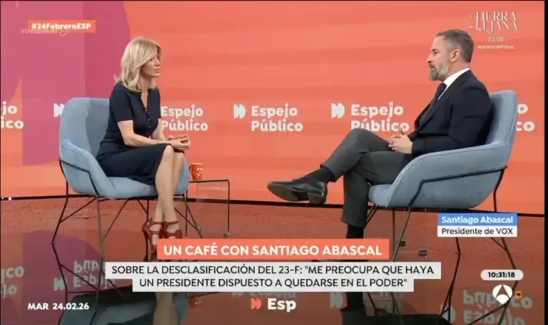 FOTOGRAFÍA. MADRID (ESPAÑA), 24 DE FEBRERO DE 2026. Abascal tiene el carné número 4 de VOX y no se deja domar por nadie. El presidente de VOX y Patriots of Europe, Santiago Abascal Conde, registrado este martes durante una entrevista en el programa "Café" de Espejo Público en Antena 3-Atresmedia con la periodista migracionista y Woke